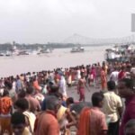 People take holy dip, perform ‘pind dan’ on last day of ‘Pitru Paksha’